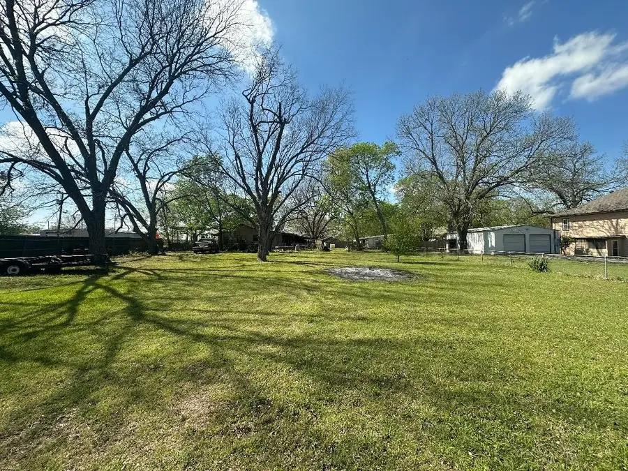 302 N Commercial Street, Bells, TX 75414 - #3