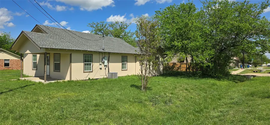 800 N 4th Street, Sanger, TX 76266 - #2