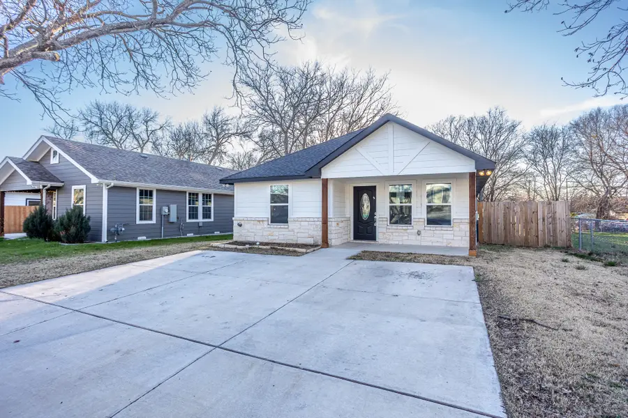 815 Ritchey Street, Gainesville, TX 76240 - #2