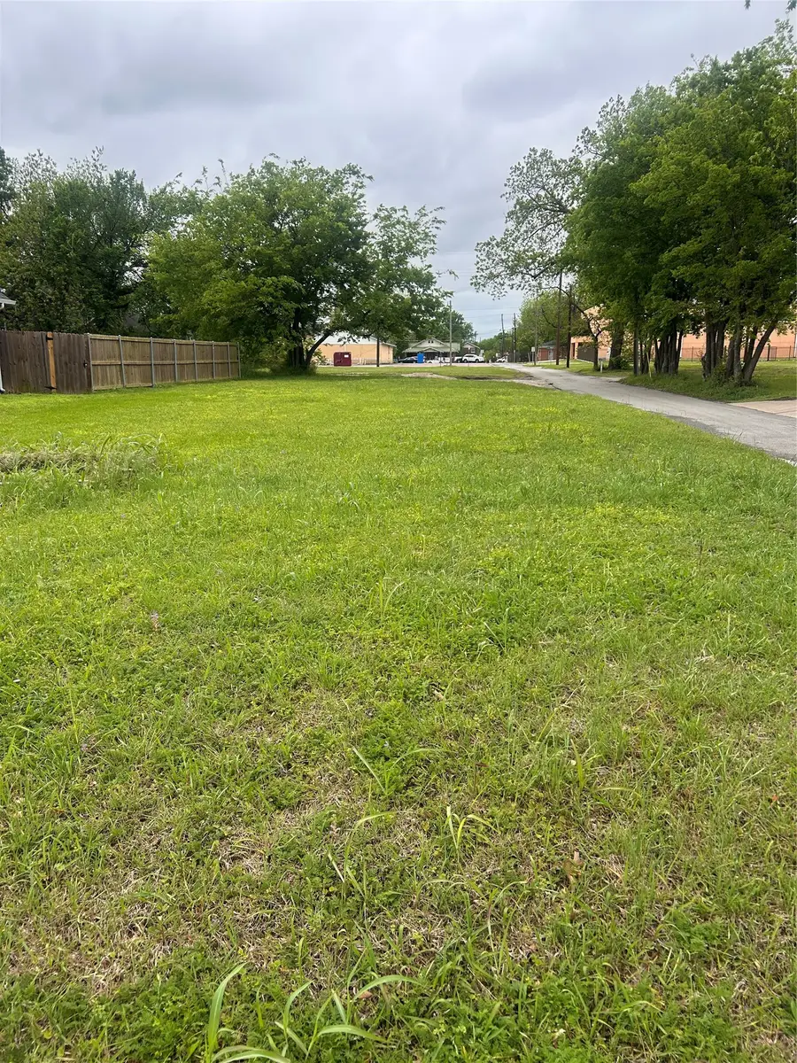 720 S Montgomery Street, Sherman, TX 75090 - #2