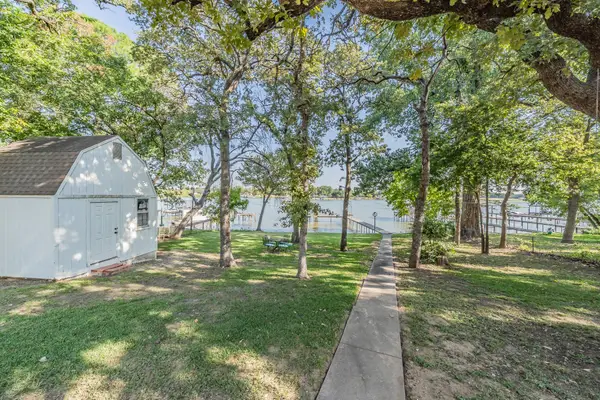 300 Shoreline Drive, Azle, TX 76020