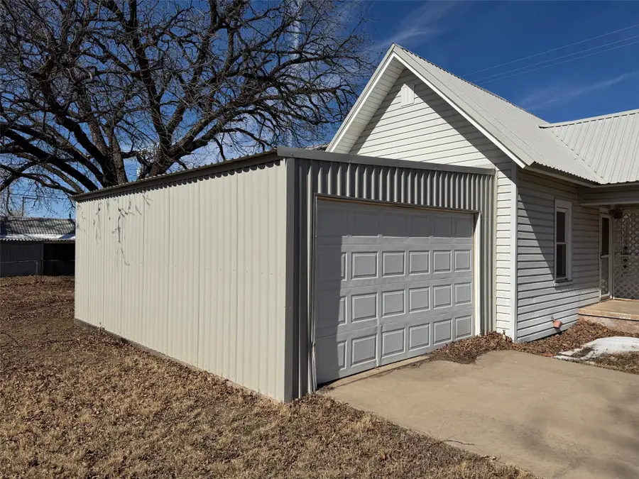 611 N. Stratton Street, Seymour, TX 76380 - #2