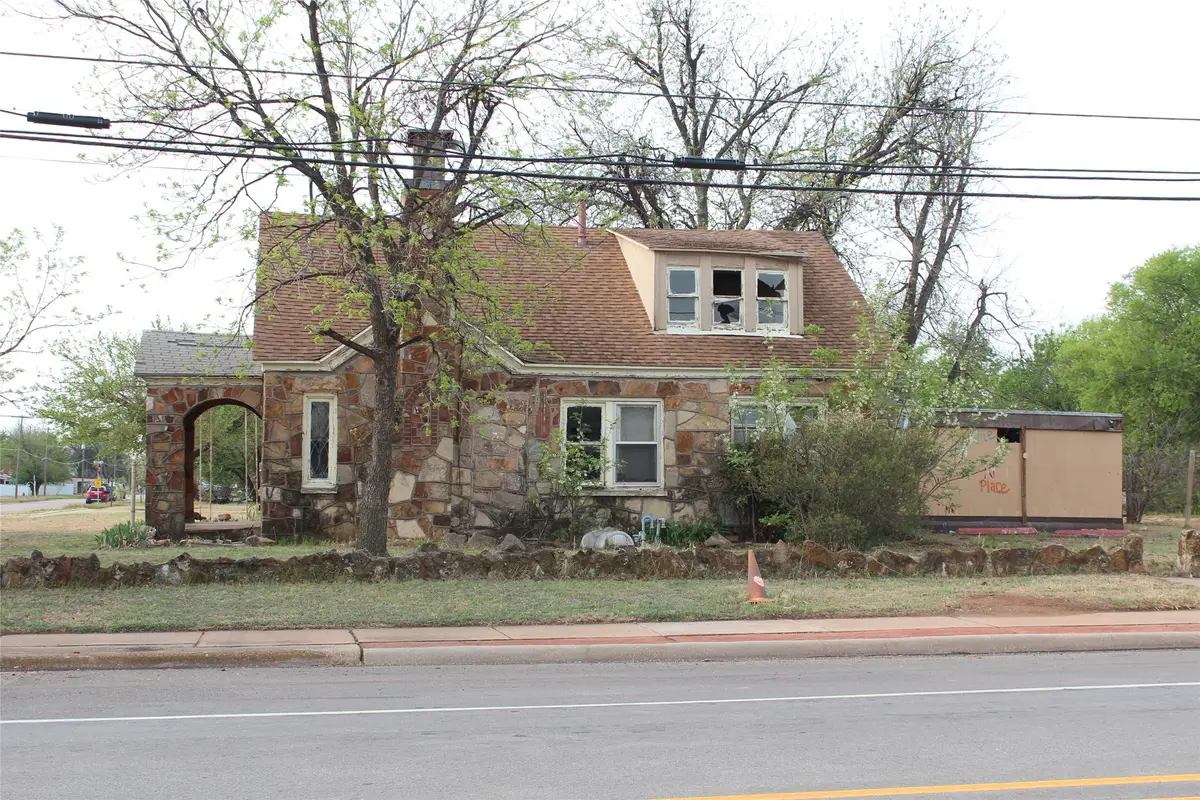 111 S 7th Avenue, Munday, TX 76371 - #1