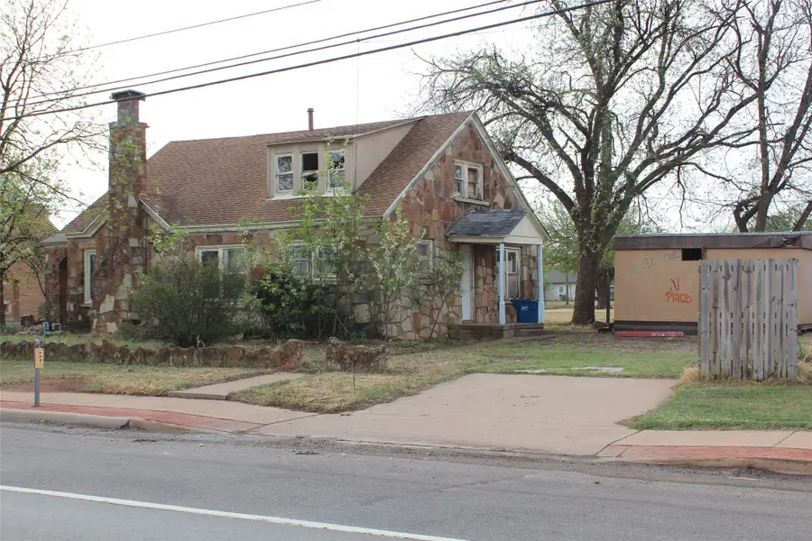 111 S 7th Avenue, Munday, TX 76371 - #2