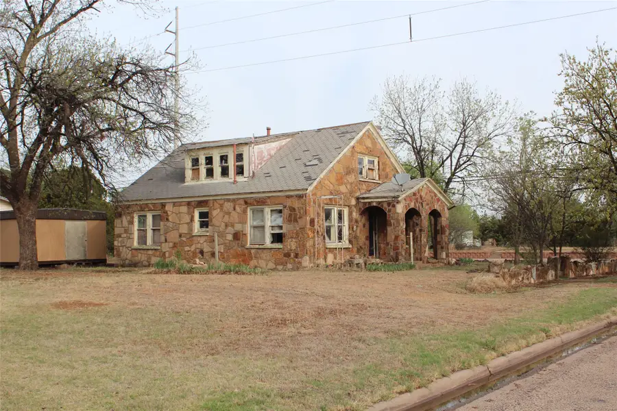 111 S 7th Avenue, Munday, TX 76371 - #3