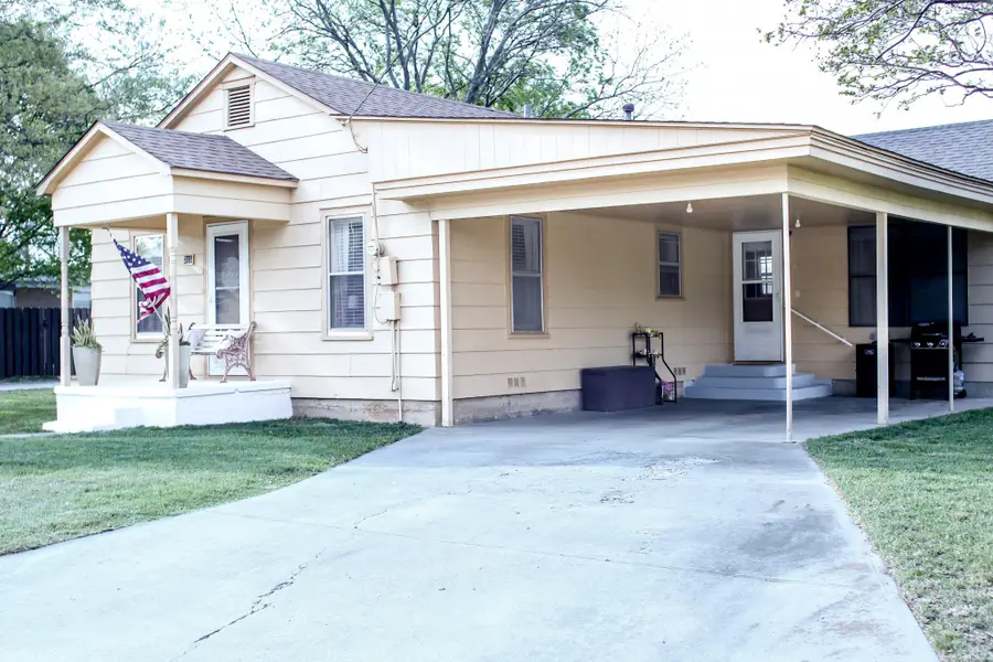 315 E 4th Street, Muenster, TX 76252 - #2