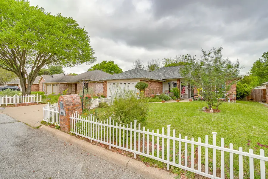 809 Castleview Drive, Arlington, TX 76001 - #2
