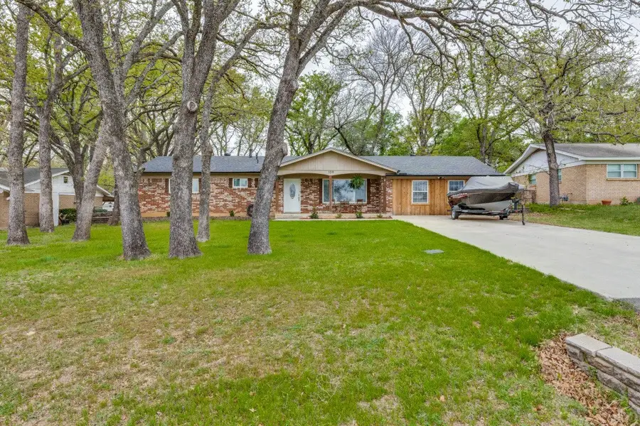 109 N Ash Avenue, Azle, TX 76020 - #2