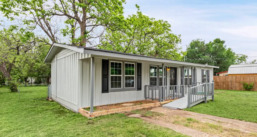 203 S Lancaster Street, Granbury, TX 76048 - #3