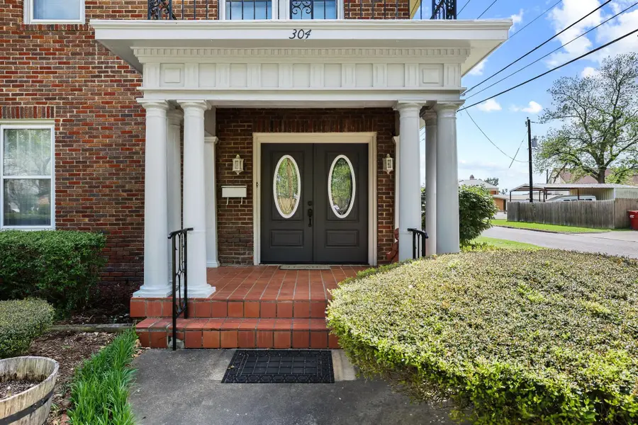 304 E 9th Street, Bonham, TX 75418 - #2