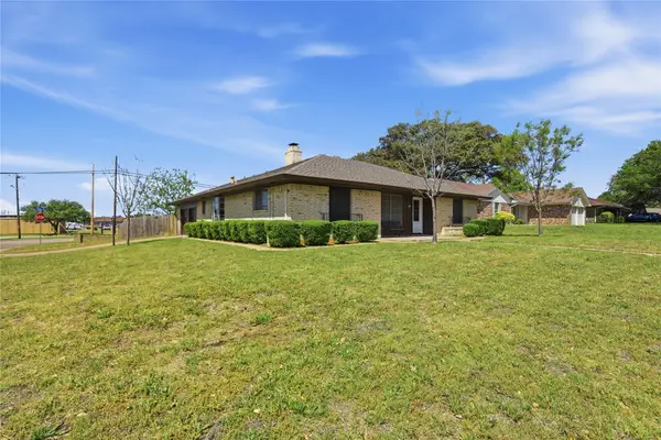 1910 Green Meadow Court, Arlington, TX 76013