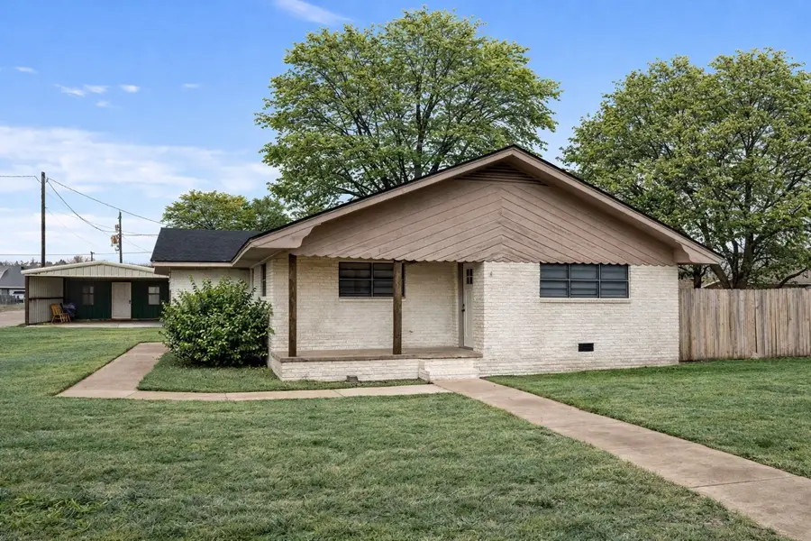 411 N 5th Avenue, Munday, TX 76371 - #2