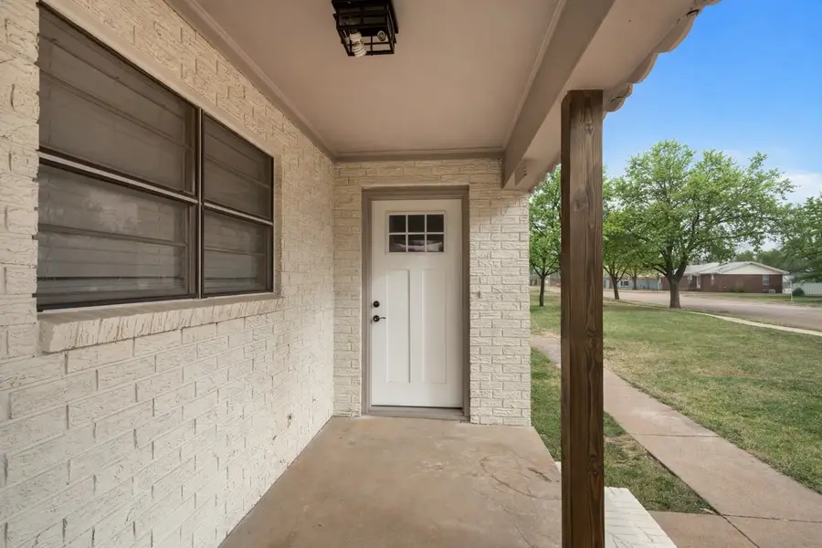 411 N 5th Avenue, Munday, TX 76371 - #3