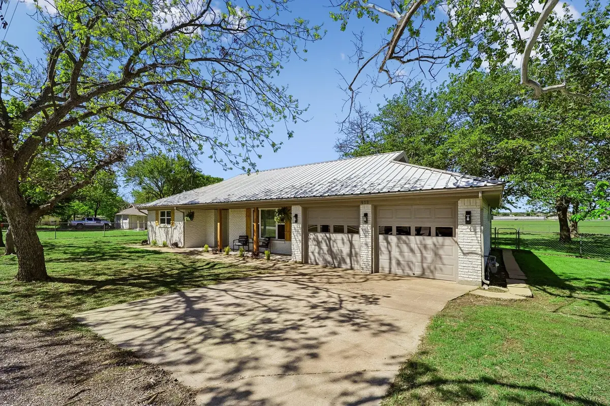 913 N Main Street, Springtown, TX 76082 - #1