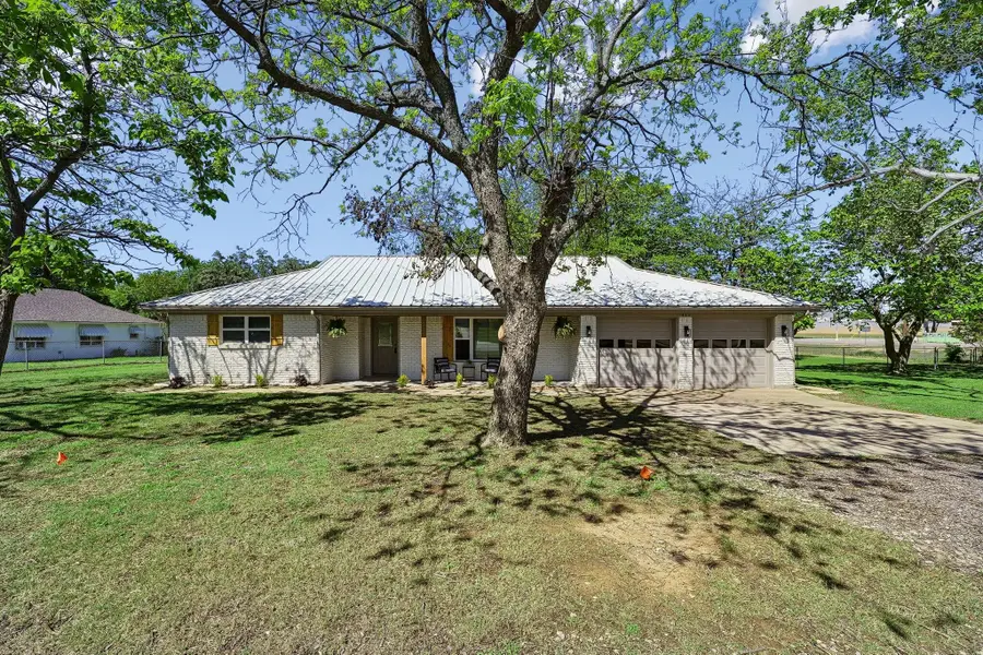 913 N Main Street, Springtown, TX 76082 - #2