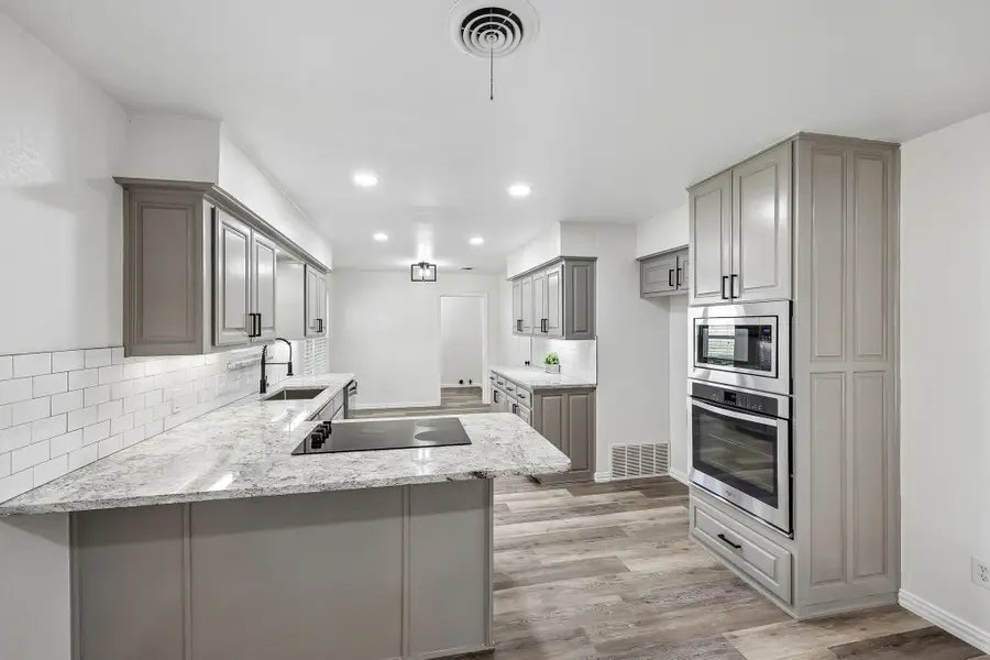 913 N Main Street, Springtown, TX 76082 - #3