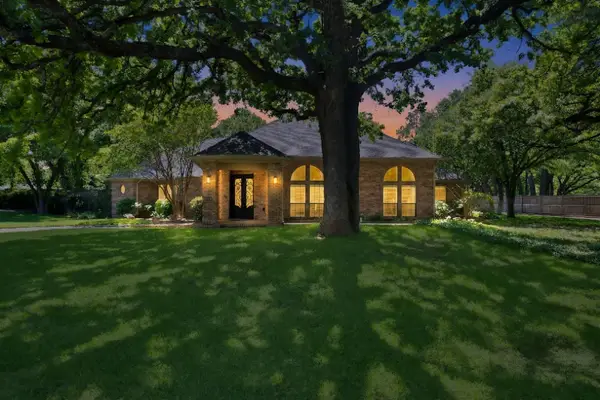 2900 Oak Trail Court, Dalworthington Gardens, TX 76016