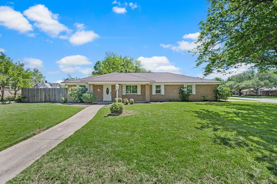 2 Lincolnshire Circle, Bedford, TX 76021 - #2