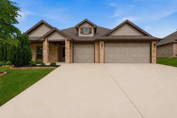 3205 Greenway Drive, Burleson, TX 76028