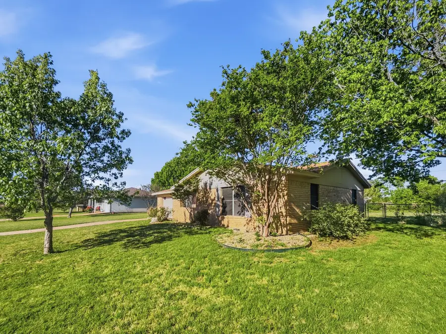 512 S Williams Street, Hamilton, TX 76531 - #3