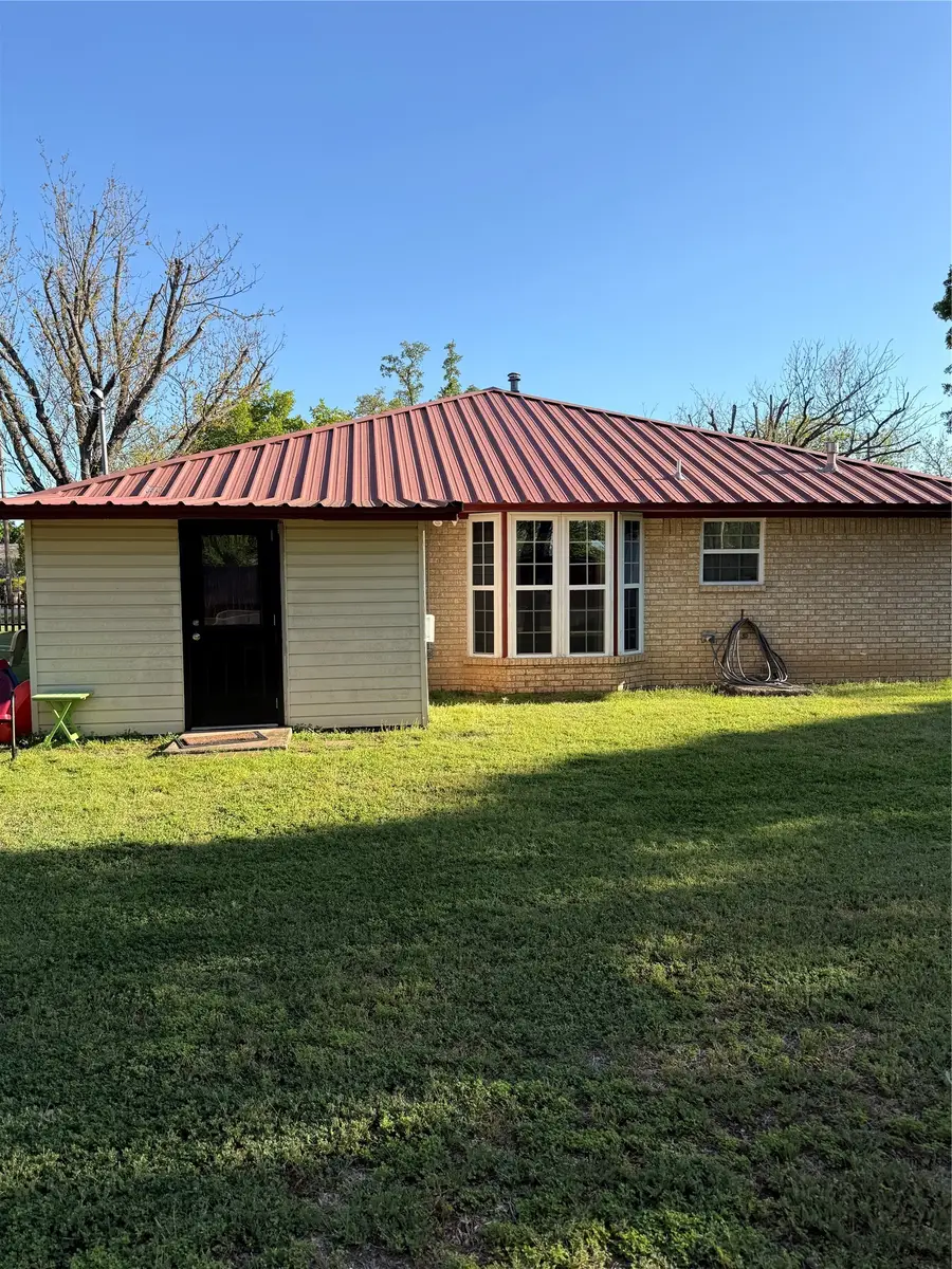 114 W Spencer Street, Bangs, TX 76823 - #2
