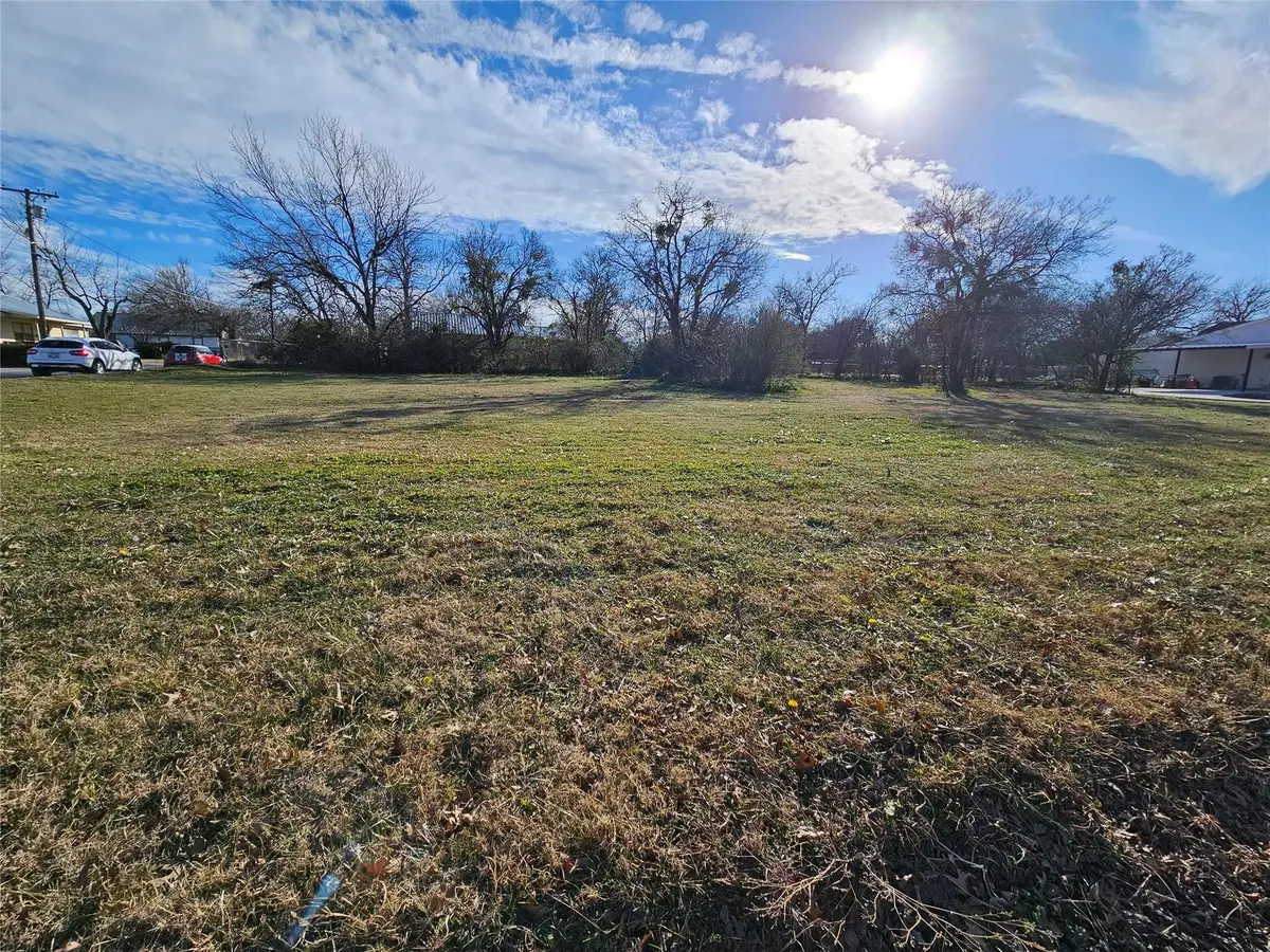 607 W Live Oak Street, Jacksboro, TX 76458 - #1