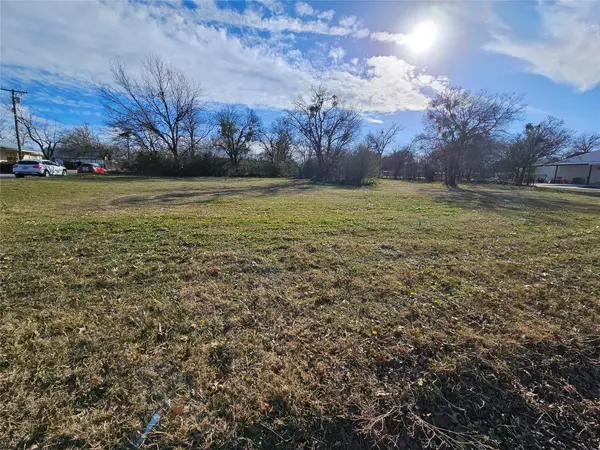 607 W Live Oak Street, Jacksboro, TX 76458