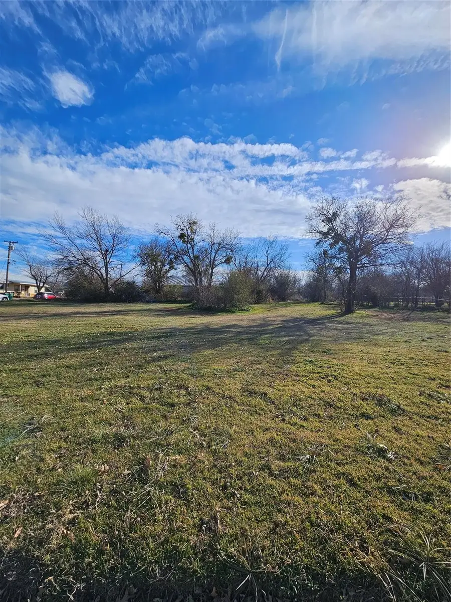 607 W Live Oak Street, Jacksboro, TX 76458 - #2