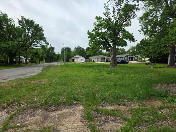 619 E 3rd Street, Bonham, TX 75418