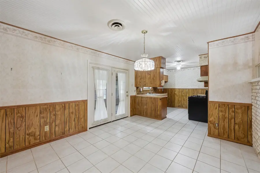 4137 Hiland Drive, Beverly Hills, TX 76711 - #3