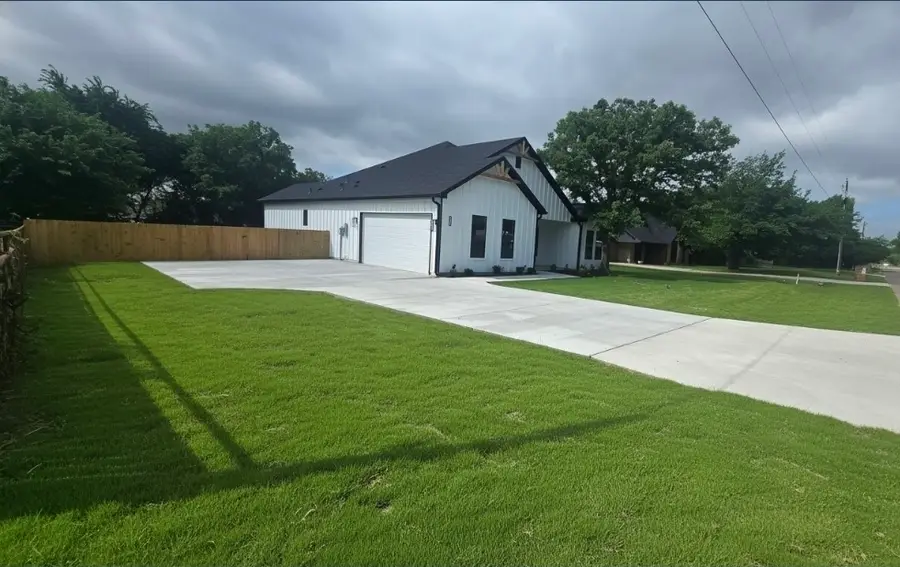 1106 East Sixth Street, Springtown, TX 76082 - #2