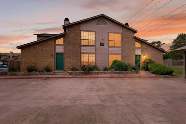 330 W Harwood Road #D, Hurst, TX 76054