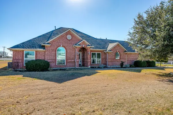 801 Creek Hollow Lane, Fort Worth, TX 76131