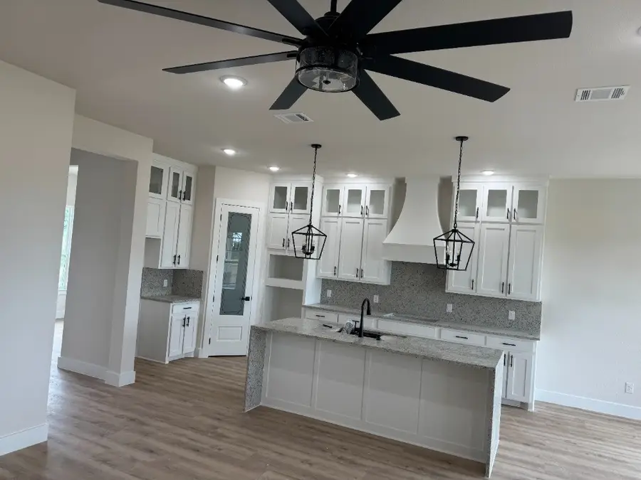 808 N Avenue E, Springtown, TX 76082 - #3
