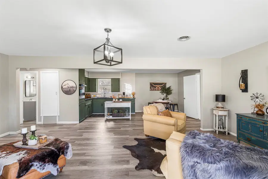 105 W College Street, Blooming Grove, TX 76626 - #2