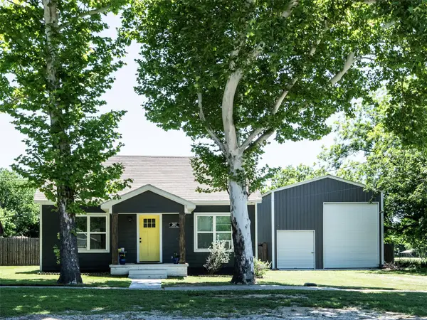 207 S Wickham Street, Alvord, TX 76225