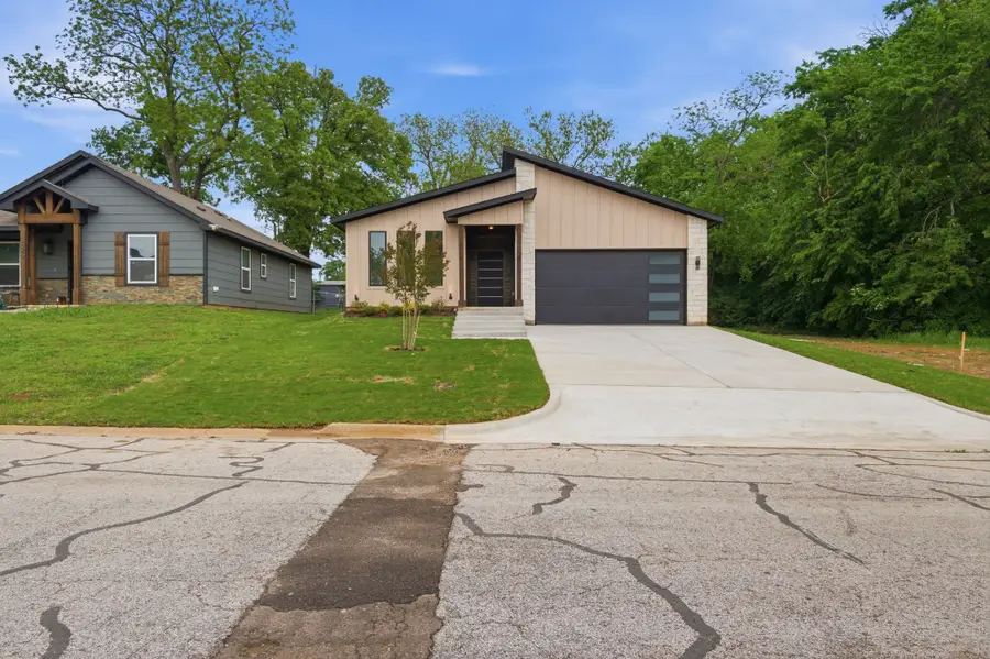 521 W Walker Street, Denison, TX 75020 - #2