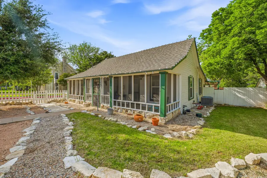 401 E Bridge Street, Granbury, TX 76048 - #2