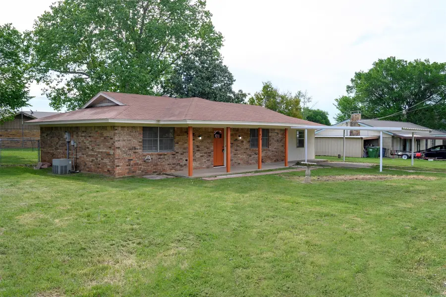 820 N Avenue A, Springtown, TX 76082 - #2