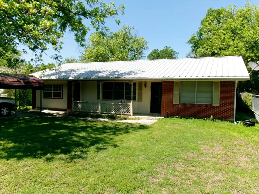 200 W Spencer Street, Bangs, TX 76823 - #2