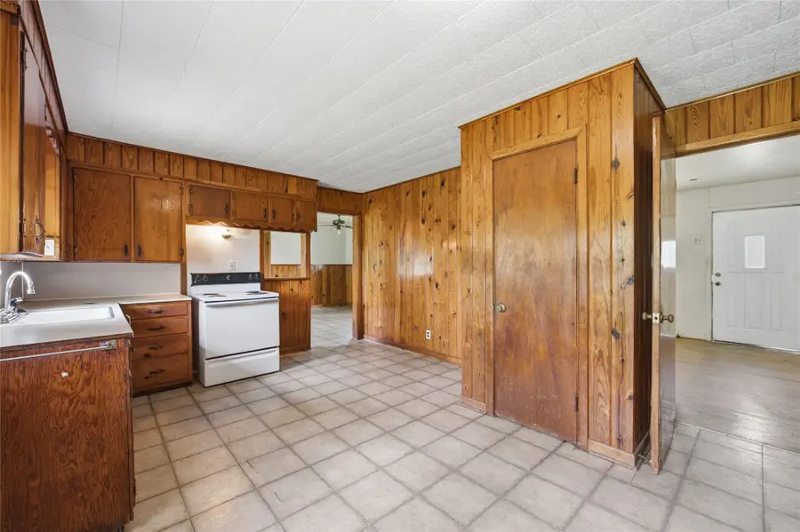 222 S Fairpark Street, Riesel, TX 76682 - #3