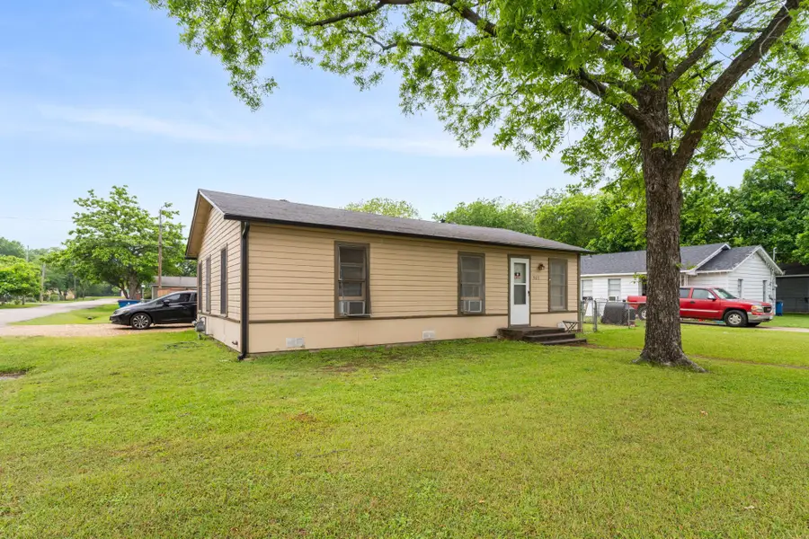 909 S Carlton Street, Ennis, TX 75119 - #2