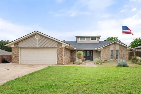 213 Meadowhill Drive, Benbrook, TX 76126
