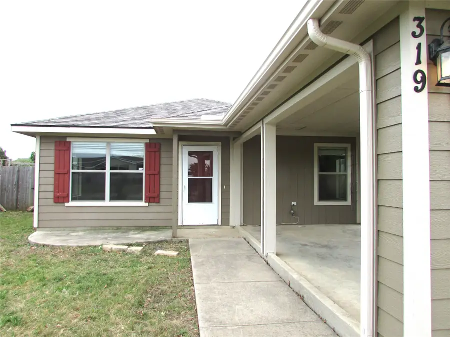 319 Candlewood Circle, Gainesville, TX 76240 - #2