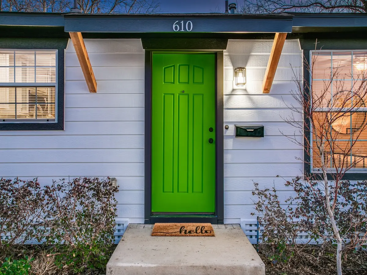 610 E Texas Street, Grapevine, TX 76051 - #1