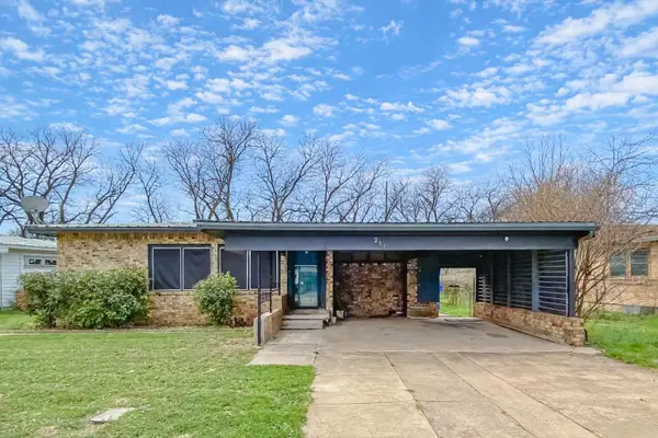 211 Paloma Street, Winters, TX 79567
