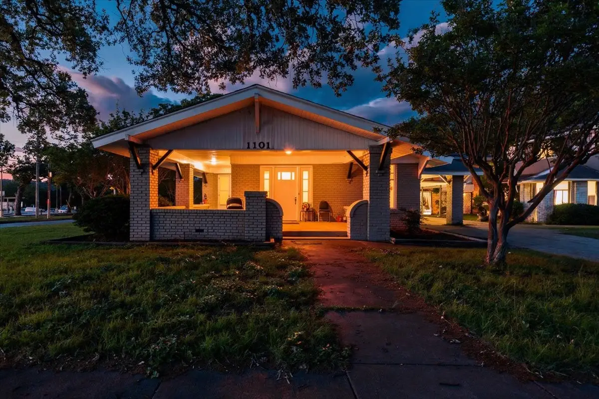 1101 N Oak Avenue, Mineral Wells, TX 76067 - #1
