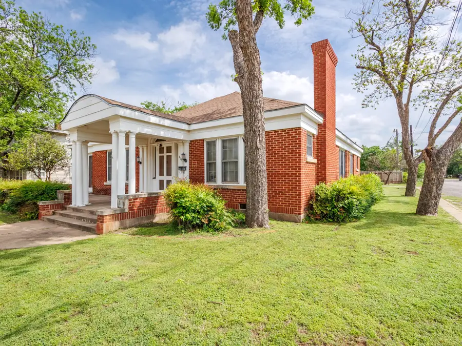 615 W Liveoak Street, Coleman, TX 76834 - #3