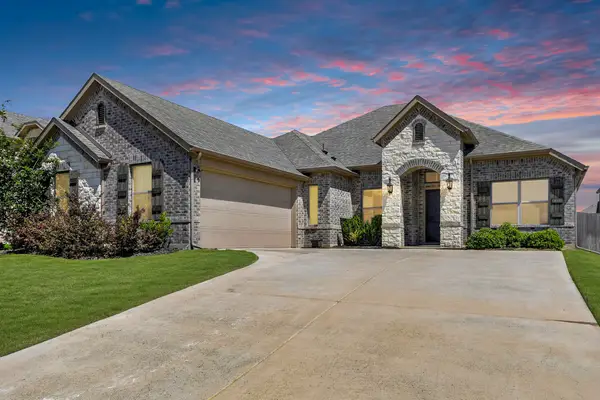 136 Gleeson Drive, Red Oak, TX 75154