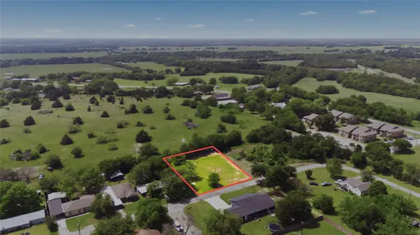 204 S Grand Avenue, Wolfe City, TX 75496